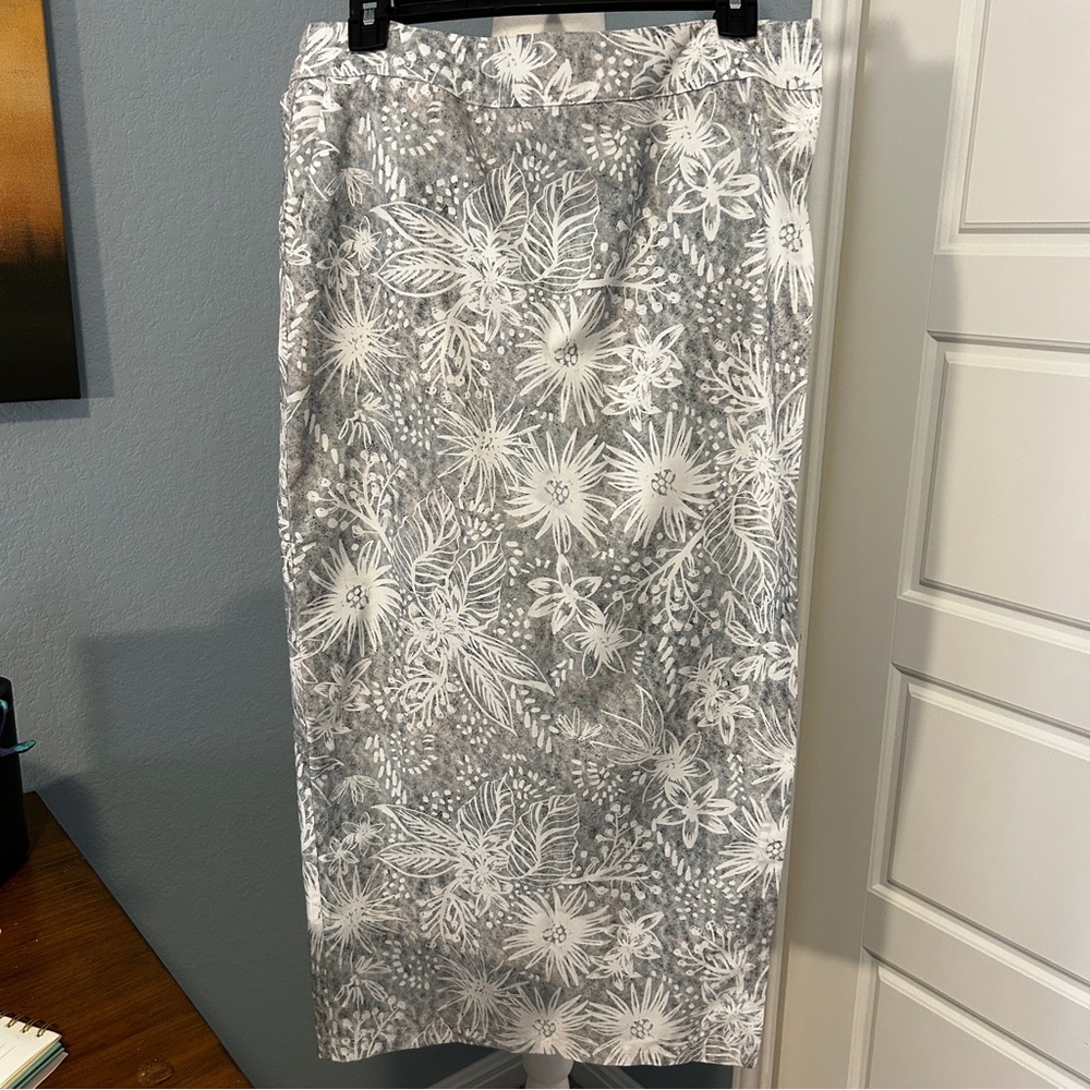 RIPSKIRT Floral Active Maxi Wrap Skirt Gray and White Pattern Water Size Medium